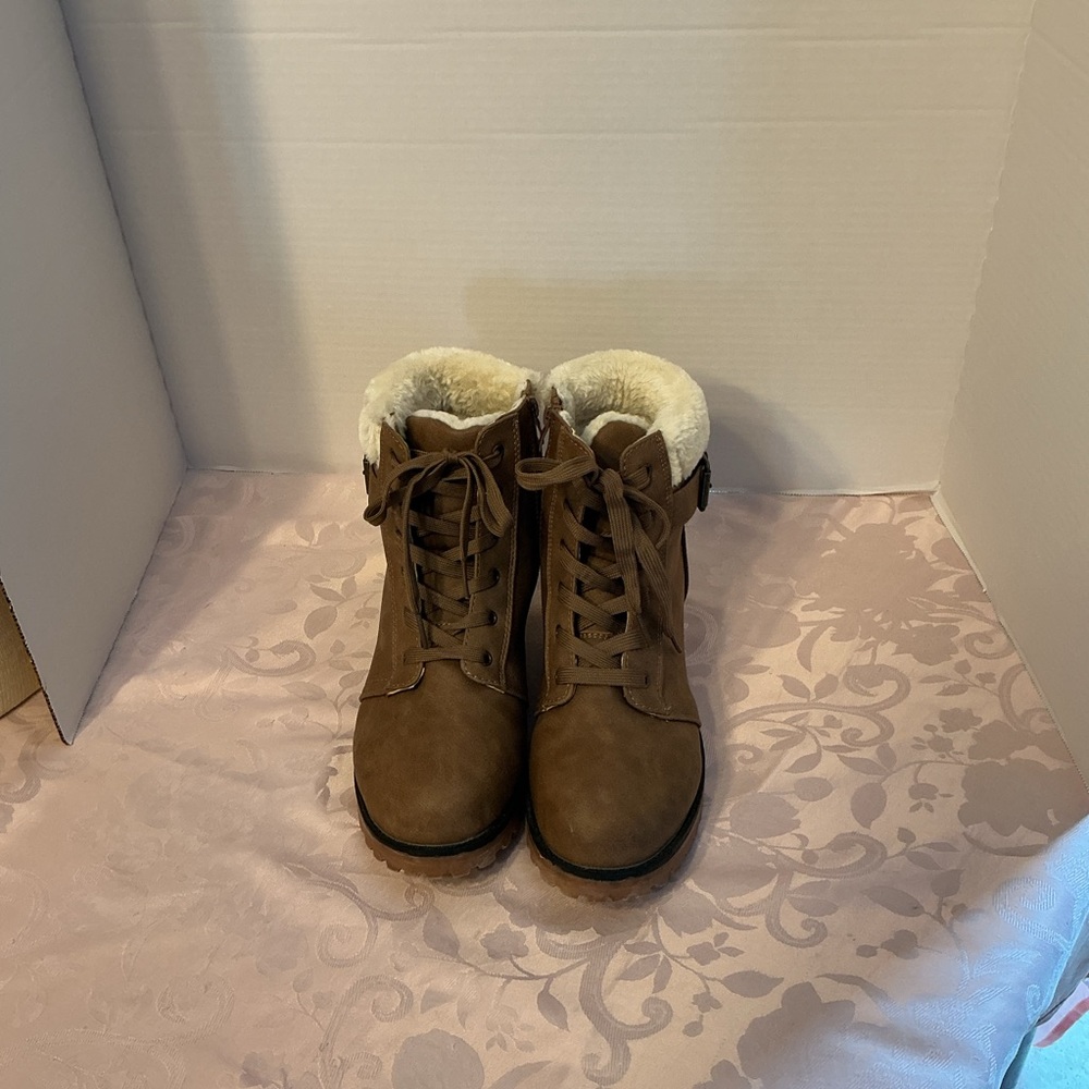 Apres by Lamo Women’s Park City Brown Lace-Up Ankle Boots. Size 10. Faux Fur.